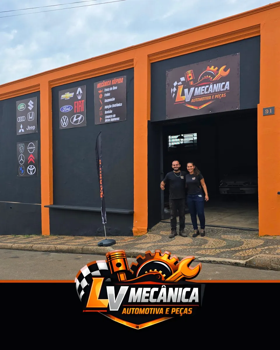 Equipe em frente à fachada laranja da LV Mecânica